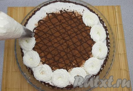 4 отложенные столовые ложки крема я перекладываю в кондитерский мешок с насадкой "Крупная звёздочка" и украшаю торт сверху по краю, отсаживая "зефирки".