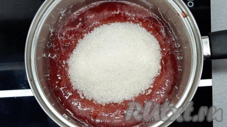 Теперь приступаю к приготовлению клубничного конфи, но ещё лучше, если вы его приготовите самым первым. Для приготовления конфи можно использовать и замороженную, и свежую клубнику. Но если вы готовите с замороженной клубникой, тогда немного разморозьте ягоды и слейте лишнюю жидкость. В сотейник выкладываю клубнику, предварительно пробитую блендером до состояния пюре, и всыпаю сахар.