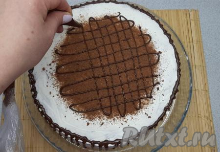 Крошкой, отложенной для украшения торта, я присыпаю центр торта, верх покрываю лёгкой сеткой оставшегося растопленного шоколада.