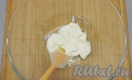 Теперь готовлю крем, для этого в миску перекладываю крем чиз (творожно-сливочный сыр) или маскарпоне и вливаю очень хорошо охлаждённые сливки.