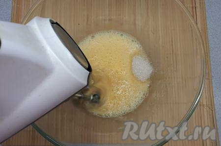 Я сразу не смешиваю все ингредиенты для приготовления бисквита, а делю их на три части. Из каждой такой части выпекаю по два тонких бисквитных коржа. В результате торт будет состоять из 6 коржей. Итак, приступим к приготовлению. Ставлю духовку разогреваться до 180 градусов. Приступаю к приготовлению теста для первых двух коржей, для этого в достаточно глубокой миске соединяю 2 яйца с щепоткой соли, взбиваю миксером до однородности, затем, продолжая взбивать, начинаю постепенно добавлять 70 грамм сахара.