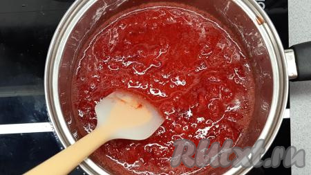 Хорошо перемешиваю до полного растворения желе и ставлю в миску с холодной водой, для того чтобы конфи быстро остыл.