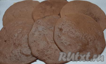 Помещаю два противня с коржами в разогретую до 180 градусов духовку на средний уровень. Выпекаю на режиме "Верхний и нижний нагрев". Через 5 минут меняю противни местами, чтобы коржи равномерно пропеклись, и выпекаю ещё, примерно, 5 минут. Коржи получаются тонкими и очень пористыми, мягкими, не пересушенными. Пока выпекаются первые два коржа, взбиваю следующую порцию теста из 2 яиц, щепотки соли, 70 грамм сахара, смешиваю с 10 граммами какао и 50 граммами муки, выпекаю ещё 2 коржа. Ну и соответственно выпекаю ещё 2 коржа из оставшихся ингредиентов. По желанию, коржи можно немного подровнять (я выкладываю поверх коржей крышку диаметром 25 см и обрезаю края). Обрезков получится совсем немного, их можно подсушить в течение нескольких минут в духовке, а затем раскрошить и в дальнейшем использовать для украшения. Даю 6 испечённым коржам полностью остыть.