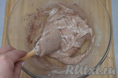 К воздушной яичной массе просеиваю 10 грамм какао с 50 граммами муки и осторожно при помощи лопатки перемешиваю тесто движениями снизу вверх, сохраняя всю воздушность теста.