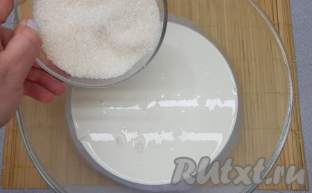 К сливкам и крем чизу сразу всыпаю сахар. Чтобы сахар хорошо растворился в креме, вначале первые 5 минут взбиваю крем на малых оборотах миксера и только после растворения сахара постепенно увеличиваю скорость миксера.