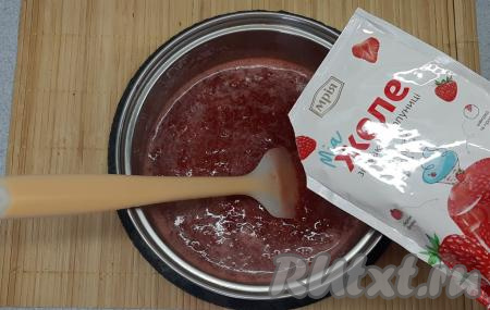 Довожу до кипения, как только появляются первые большие пузырьки, снимаю с огня и, интенсивно перемешивая, всыпаю клубничное желе.