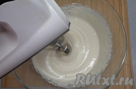 Взбиваю яичную массу до того момента, пока она не станет плотной, воздушной и практически белой, а на поверхности начнут появляться чёткие рисунки от венчиков миксера.