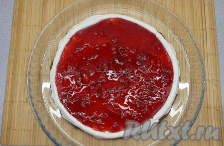 Только потом в центр выкладываю ложкой часть конфи и равномерно распределяю. Не переживайте, что структура конфи жидкая, он застынет в холоде, но останется нежным. Продолжаю собирать торт, чередуя коржи, крем и конфи.