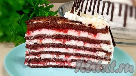 Нежнейший, хорошо пропитанный торт с клубничным конфи и крем чизом можно подавать к столу. Посмотрите, как аппетитно он смотрится в разрезе!