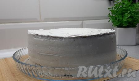 Верхний корж просто смазываю тонким слоем крема, бока торта тоже смазываю кремом. Примерно, 4 столовые ложки крема я оставляю (этот крем потребуются для украшения торта в дальнейшем).