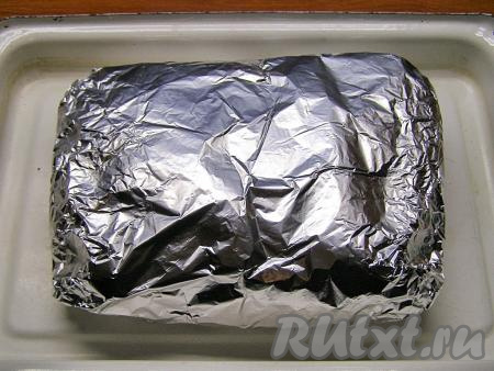 Заворачиваем подготовленный кусочек мяса в фольгу так, чтобы оно было плотно закрыто со всех сторон. Желательно завернуть в два слоя фольги, чтобы во время запекания не вытекал сок. Перекладываем мясо на противень (или в форму для запекания) и ставим в прогретую до 200 градусов духовку на 1 час.