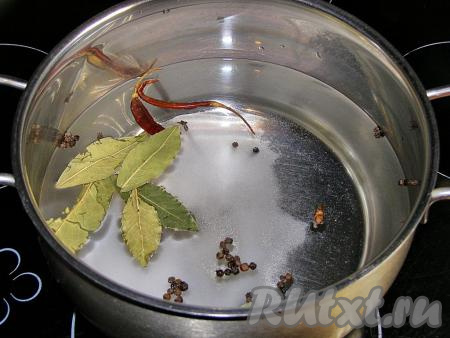 Сначала приготовим рассол для мяса, для этого в кастрюлю вливаем 1,5 литра холодной воды, кладём соль, лавровые листья, чёрный перец горошком и бутоны гвоздики. По желанию, можно добавить душистый перец горошком и сушёный перец чили. Ставим кастрюлю на сильный огонь, доводим до кипения и варим рассол, примерно, 5 минут. Затем снимаем кастрюлю с огня и оставляем рассол остывать.