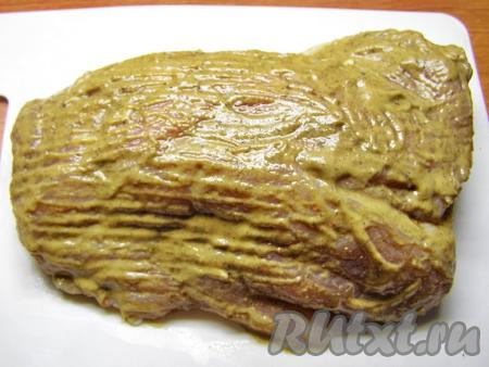 Затем обмазываем мясо со всех сторон горчицей.