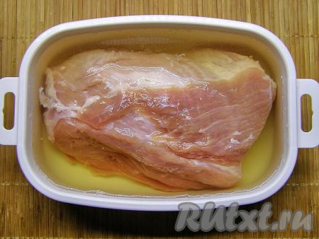 Свинину ополаскиваем холодной водой и перекладываем в глубокую ёмкость. Рассол процеживаем и заливаем им мясо. Желательно, чтобы рассол полностью покрывал кусок свинины. Убираем свинину в рассоле в прохладное место на 8-10 часов.