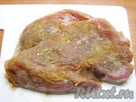 Натираем смесью специй кусок свинины со всех сторон.