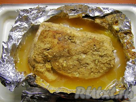 Через час фольгу аккуратно разворачиваем и снова ставим в духовку минут на 15, чтобы свинина слегка подрумянилась, затем готовую буженину перекладываем из фольги на тарелку и оставляем остывать.
