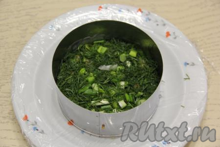 Поверх грибов выложить нарезанную зелень.