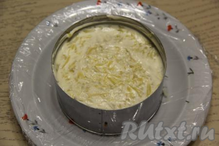 Очистить остывшую варёную картошку, натереть на тёрке, равномено выложить поверх зелени, слегка утрамбовать, посолить и смазать майонезом.