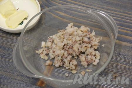 Филе селёдки порубить с помощью ножа на мелкие кусочки, переложить в миску.