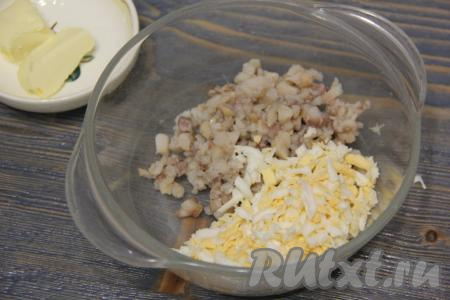 К мелко нарезанной селёдке выложить натёртое яйцо.