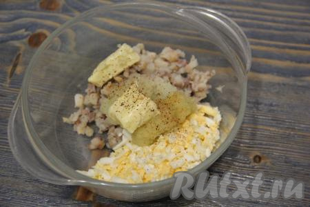 Влить лимонный сок и поперчить по вкусу.