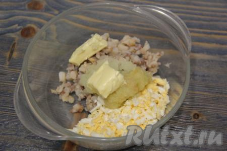 Мягкое сливочное масло тоже выложить в миску.