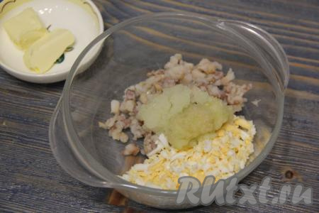 Яблоко очистить от кожуры и натереть на мелкой тёрке. Натереть на мелкой тёрке очищенную половину луковицы. Добавить натёртое яблоко и лук в миску к сельди и яйцу.