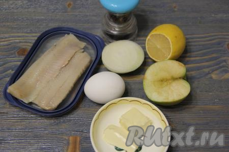 Подготовить продукты для приготовления форшмака из селёдки по-одесски. Сливочное масло заранее достать из холодильника, чтобы оно согрелось и стало мягким. Для приготовления форшмака я использовала готовое филе сельди, можно почистить селёдку самостоятельно, тщательно выбирая косточки. Яйцо предварительно сварить вкрутую (варить после закипания воды 9-10 минут), затем полностью его остудить и очистить.