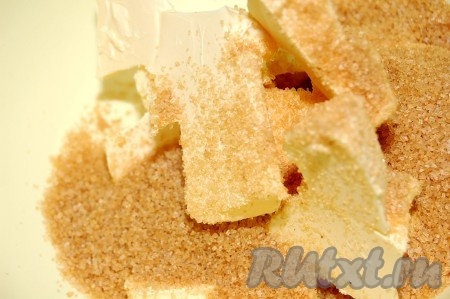 Положить в миску масло сливочное комнатной температуры, всыпать сахар (я добавила белый и коричневый сахар).
