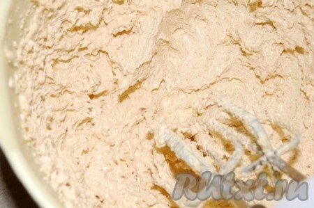 Взбивать масло с сахаром миксером до пышного состояния.
