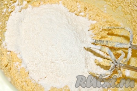 Затем постепенно добавить муку с молоком, по очереди, непрерывно взбивая миксером. Сначала часть муки, затем часть молока, потом ещё часть муки, затем ещё часть молока. И так до тех пор, пока не закончится вся мука и всё молоко.