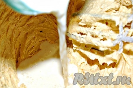 Затем постепенно добавить муку с молоком, по очереди, непрерывно взбивая миксером. Сначала часть муки, затем часть молока, потом ещё часть муки, затем ещё часть молока. И так до тех пор, пока не закончится вся мука и всё молоко.