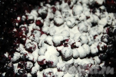 Чернику вымыть, обсушить (замороженную чернику можно не размораживать), посыпать 1 столовой ложкой муки, аккуратно перемешать.