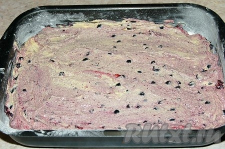 Переложить тесто в форму для запекания.
