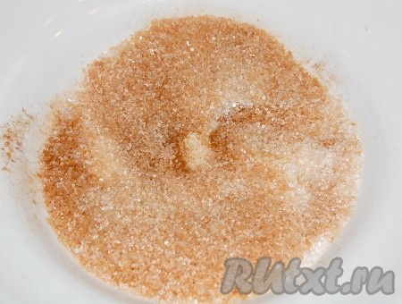 Для приготовления посыпки для пирога соединить сахар с корицей.
