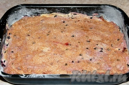 Посыпать верх черничного пирога смесью сахара с корицей.
