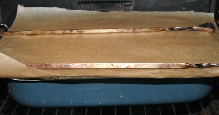 Отправить пирог с черникой в заранее нагретую до 180 градусов духовку на 45-50 минут. Чтобы пирог не подгорел, через 30 минут после начала выпекания можно прикрыть верх пирога бумагой для выпечки и, чтобы она держалась, придерживать её двумя металлическими шампурами по размерам вашей духовки. Запомните этот приём, он пригодится при всех видах выпечки.
