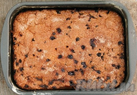 Готовность черничного пирога проверяем, прокалывая его лучинкой. Если лучинка осталась сухой, достаём наш пирог из духовки.
