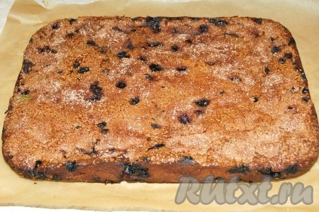 Охлаждаем пирог прямо в форме, затем достаём его.
