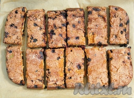 Нарезаем пирог с черникой на порции.
