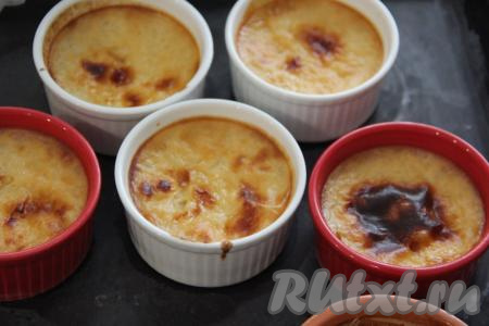 Поставить противень с рисовым десертом в разогретую духовку и запекать минут 20 при температуре 220 градусов. На поверхности "Сютлача" должна образоваться зажаристая корочка.