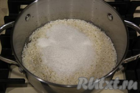 После закипания варить рис на огне чуть ниже среднего до полного испарения воды (примерно, 7-10 минут), затем всыпать сахар.&nbsp;