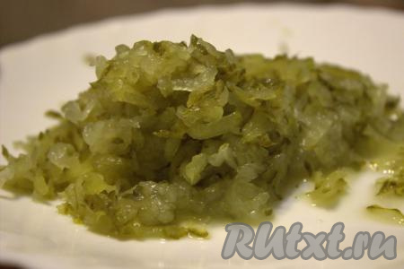 Пока варится картошка, натереть на средней тёрке солёные огурцы.