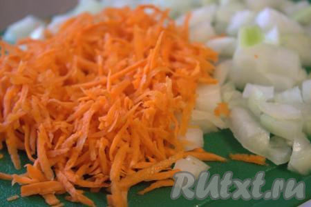 Очистить луковицу, а затем нарезать на небольшие кубики. Морковку нужно натереть на тёрке среднего размера.