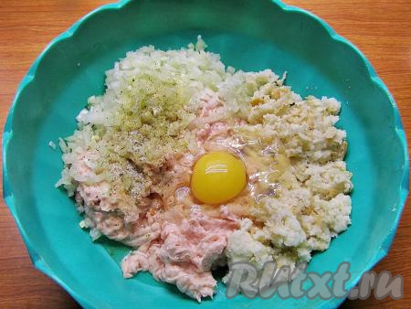 Куриное филе пропускаем через мясорубку и выкладываем в глубокую миску. К получившемуся куриному фаршу добавляем лук. Хлеб отжимаем от воды и разминаем его руками. К фаршу с луком добавляем мякиш хлеба, сырое яйцо, солим и приправляем специями по вкусу (у меня готовая приправа для курицы). 