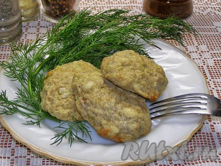 Сочные, нежные куриные котлеты достаём из микроволновк и подаём к столу тёплыми, дополнив любым лёгким гарниром.