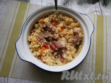 Накрыть кастрюлю крышкой (или фольгой) и отправить в разогретую духовку, готовить булгур со свининой 1 час при температуре 170-180 градусов. Готовое блюдо перемешать.