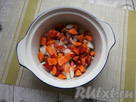 Очистить морковку с луком, из перца удалить семечки, а затем нарезать эти овощи на средние кусочки и выложить в форму (или кастрюлю) поверх свинины.