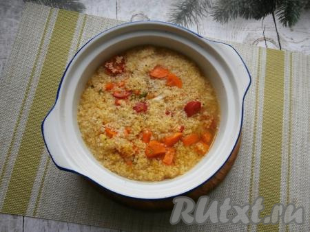 Булгур промыть пару раз, слить воду и добавить в кастрюлю, посыпать специями и солью, чуть перемешать. Влить горячую воду.