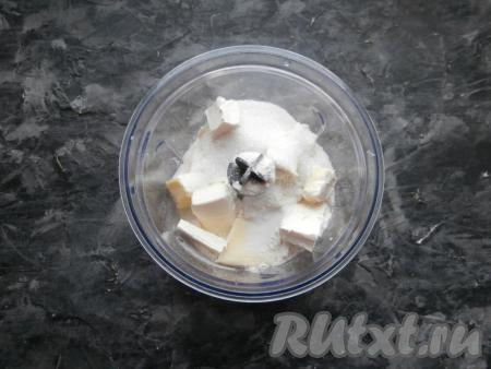 Изюм промыть, если он суховат, его нужно залить кипятком минут на 5, а затем обсушить, выложив на полотенце. Вначале сформируем тесто-крошку, для этого в чашу блендера нужно всыпать муку, добавить 50 грамм нарезанного на кусочки холодного сливочного масла, сахар и щепотку соли.